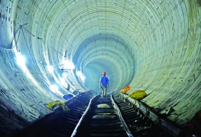 贯通的隧道从武胜路站弯出一个大弧线向汉江底部深入，到达琴台站。