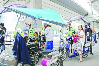 武汉交警集中整治加装顶篷电动车 查扣317台电