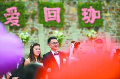 新郎、新娘在珞珈山水的见证下,携手走进婚姻的殿堂 记者任勇 摄