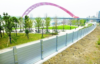 国产“抗洪神器”——拼装式防洪墙在汉投入使用。新华社图