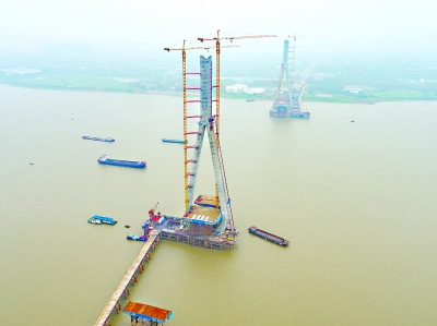 昨日，沌口长江公路大桥主塔成功封顶  记者胡九思 航拍