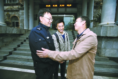 魏志洪和赵茂恩对民警魏炜表示感谢记者陈卓 摄