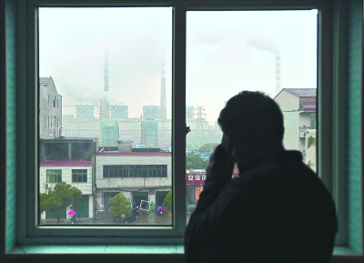 丰城电厂对面酒店里,来自河北的马俊良倚着窗户与亲人通话,窗外丰城电厂的烟囱仍在徐徐冒烟。他的堂弟在事故中不幸遇难