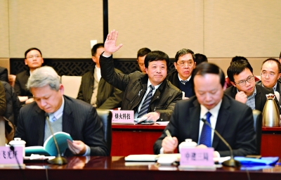 10日下午，省市領(lǐng)導(dǎo)與龍頭企業(yè)家座談。圖為烽火科技副總裁余少華舉手要求發(fā)言 記者周超 攝