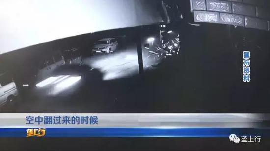 監(jiān)控上還能明顯的看到，當(dāng)車禍發(fā)生之后，一輛白色的小車根本沒有停留，直接離開了現(xiàn)場。
