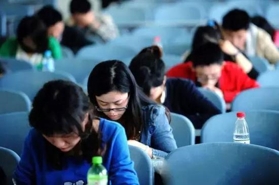 湖北省发布2017年湖北省选调生招录公告，计划招录选调生1600名，本次招录应届生数量增多，对学历要求进一步提高。