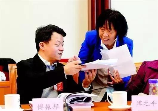 王金初代表(右)、傅振邦代表就拟提交议案进行联名