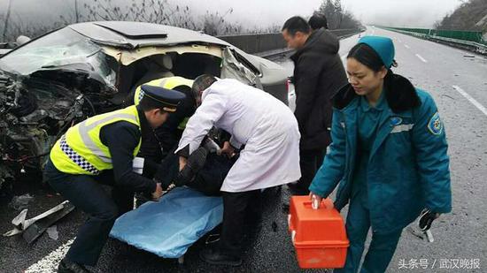 不久，利川市人民医院救护车赶到现场，路警人员配合医务人员把两位伤者转移至救护车上送往医院急救。