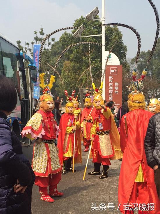 得知记者身份，几名孙悟空聚在一起——实习生陈雨霖摄