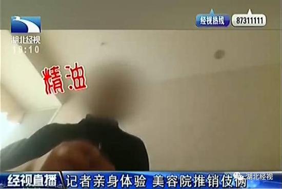 技师将几滴精油滴在了记者的腹部,随后用手使劲按压,记者表示腹部有明显疼痛,这名技师当即断定,记者有宫寒的症状。