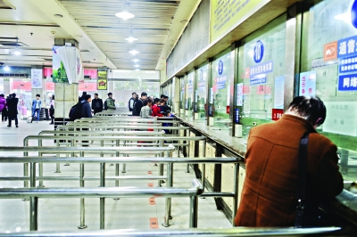 昨日,金家墩客运站正常运营 记者胡冬冬 摄
