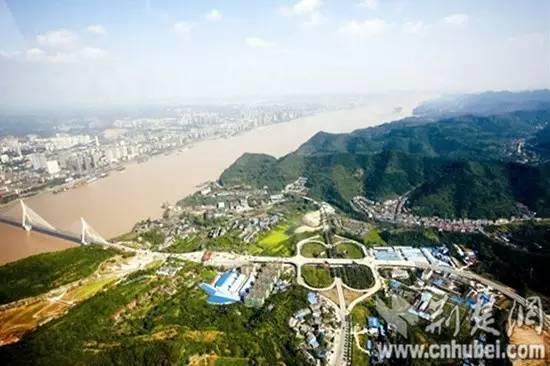 点军区位于宜昌城区长江南岸，地势东部低，西部高，以山地、丘陵为主。