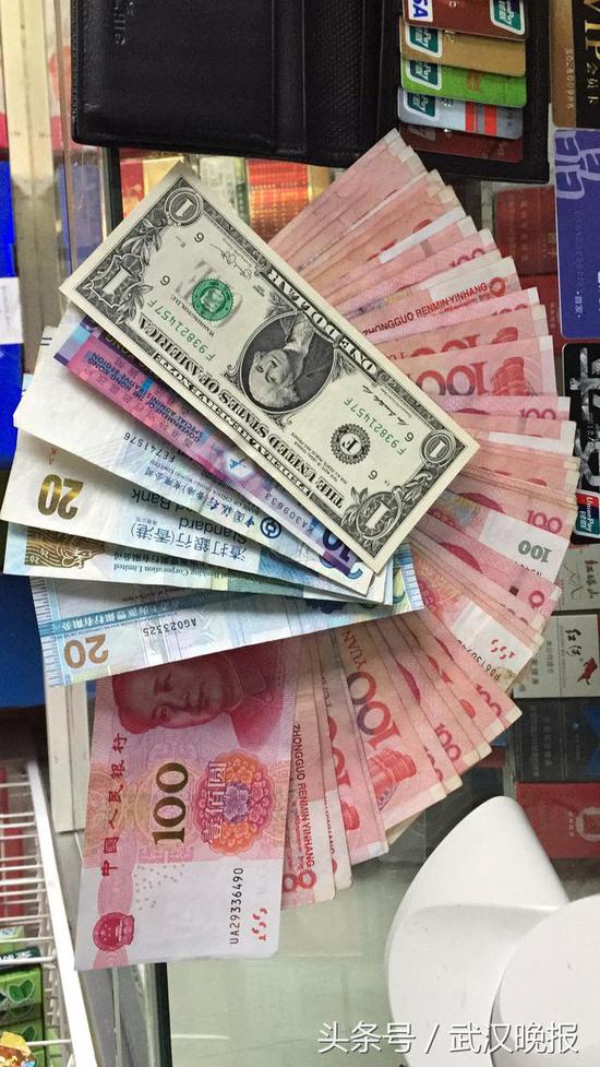 旅馆老板捡到装有4千现金钱包 打电话喊回失主