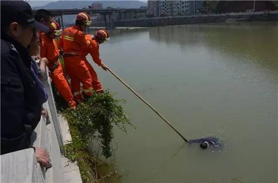 图为溺水男子被打捞上岸