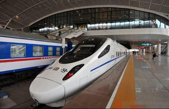 为满足乘客出行需求，武汉铁路局加开管内开行的40列动车和22列普速客车，并将12列动车组重联开行提高运能。