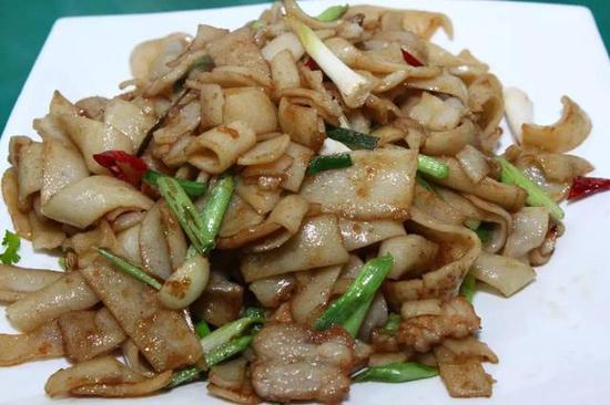 黄陂豆丝是武汉市黄陂区的传统小吃之一。在湖北黄陂豆丝是必不可少的年货，每年腊月，家家 户户做豆丝，飘出浓浓的年味。
