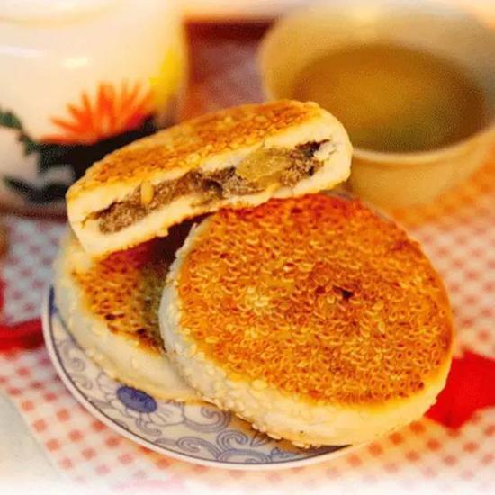 黄石港饼是湖北省黄石市的汉族传统名点之一，黄石港饼是由面粉、芝麻、冰糖、小麻油、金钱桔饼、糖桂花等十几种上等原料组成。