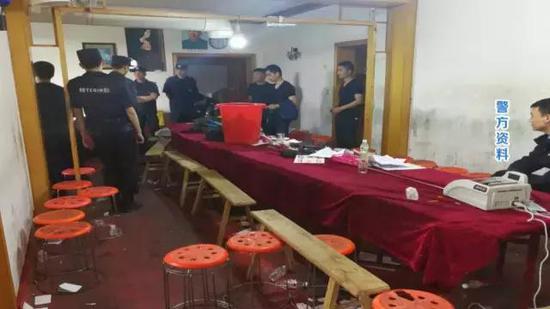 經(jīng)查，被抓獲的賭客來自潛江、仙桃、漢川等地，由兩名主犯組織聚眾賭博，每周“開課”一到兩次，每注最小100塊錢。