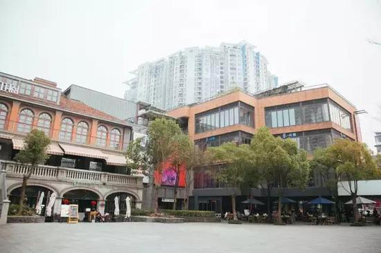 汇集了各种中高端美食及休闲类品牌,以及原创服装品牌,是武汉最知名的小资地标。