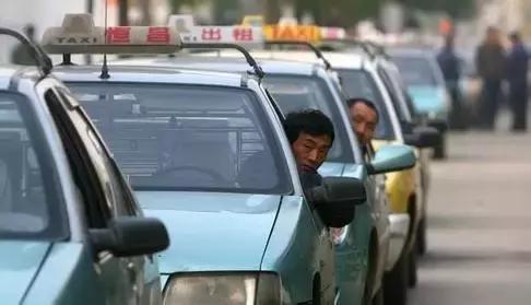5月5日，《武汉市客运出租汽车管理条例（草案）》（下称草案）提交武汉市第十四届人大常委会第三次会议审议。
