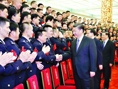 会前,习近平等会见出席全国公安系统英雄模范立功集体表彰大会代表 新华社发