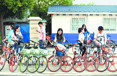 地铁站外,各种共享单车整齐摆放 记者郭良朔 摄