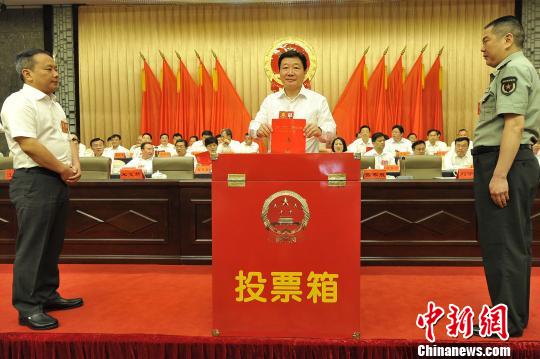 宜昌市委書(shū)記、市人大常委會(huì)主任周霽（中）投票 劉良偉 攝