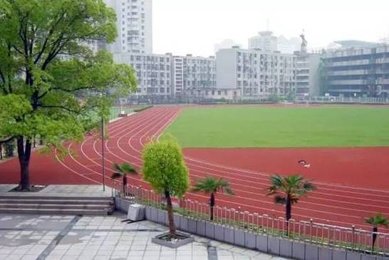 地處湖北省政治、經(jīng)濟和文化的中心，是全省唯一一所隸屬于湖北省教育廳的高級學(xué)校。傳說這所學(xué)校有武昌最多的白富美。