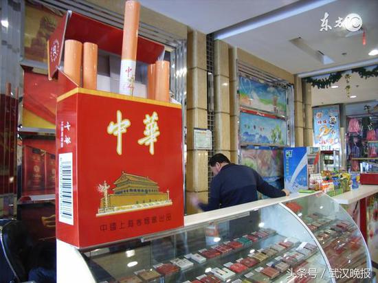 两外地男子唱双簧狸猫换太子 骗走店主4条高价