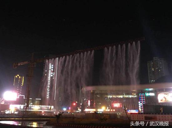 光谷一工地降尘出新招 塔吊空中360度旋转喷淋