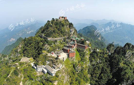 《武当山古建筑群保护条例》的颁布实施,将为武当山古建筑群保护提供有力的法律保障。(资料图片)
