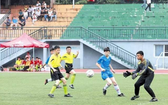 图为茅箭区实验学校、东风二中学生进行足球比赛 资料图片