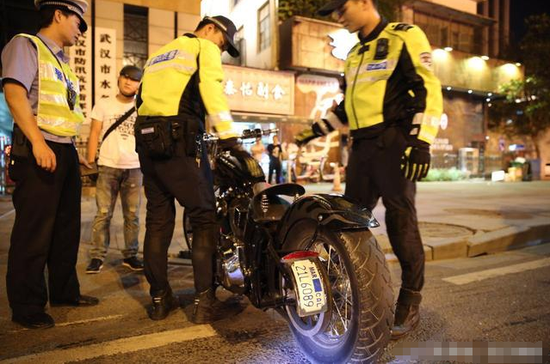 90后哈雷车队江边兜风 轰鸣声巨大还挂美国车