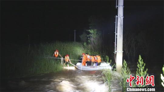     消防官兵把4人转移上岸　陈华　摄