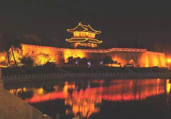 上榜理由：都說(shuō)小隱隱于山，大隱隱于市，荊州這座小城市慢慢悠悠的生活節(jié)奏，讓你感覺(jué)就像在春天泛舟湖面。