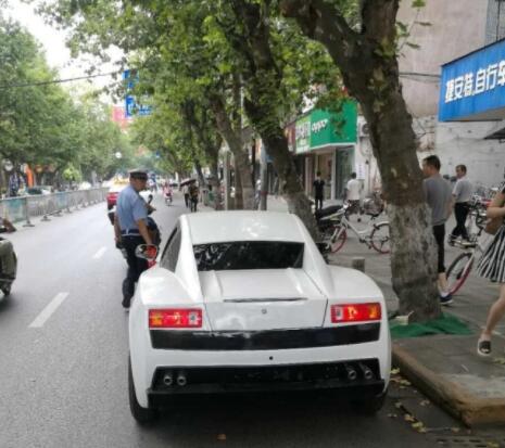 　　由于徐某不能提供機(jī)動車發(fā)票，又無車牌，民警依法將該車暫扣，待其提供車輛相關(guān)手續(xù)后依法進(jìn)行處理。