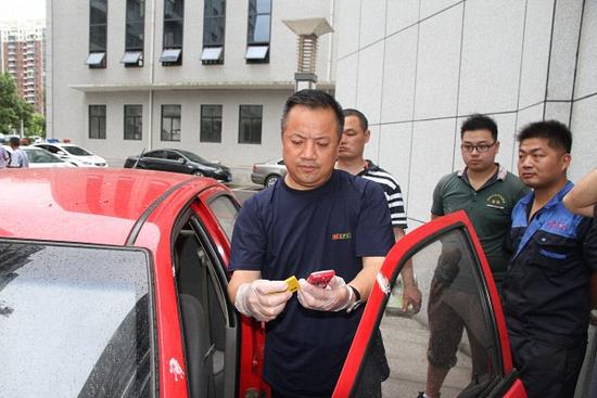 警方在車(chē)內(nèi)發(fā)現(xiàn)了作案用手機(jī)。