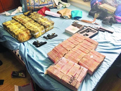 民警从李某光家中搜出的毒品“麻果”、毒资和手枪 警方提供