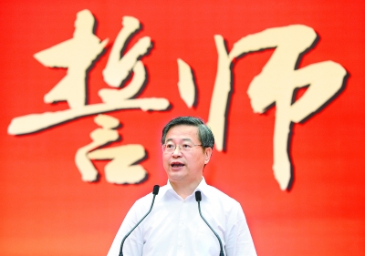 省委副书记、市委书记陈一新出席大会并向全市发出总动员 记者周超 摄