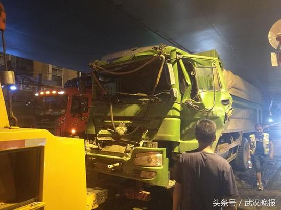 武汉两渣土车凌晨追尾 消防破拆车门救出被困