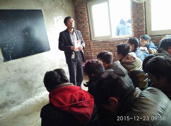 2015年12月,李旭在河北廊坊给传销人员上课,进行“反洗脑”。 受访者 供图