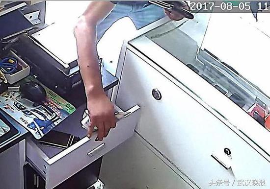 男子溜进移动营业厅内行窃 一举一动被监控拍