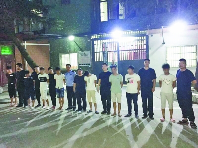 被警方拘留的8名嫌疑人(脸部无遮挡者为民警) 通讯员张琳 唐时杰供图