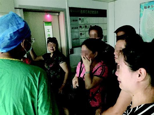 医院里,听到医生介绍伤者病情危重,家属落泪。