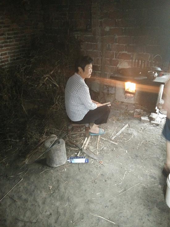 林華蓉奶奶在家做飯剛?cè)氪髮W時，林華蓉向其母親保證，“我大學期間不會談戀愛，家里那么困難，我只想趕緊畢業(yè)找工作，掙錢?！? width=
