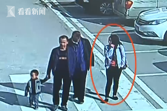 通过对该嫌疑人的手机信息排查,民警锁定了另外两男一女犯罪嫌疑人的暂住地。当天下午六点钟的时候,将另外三名嫌疑人成功抓获。