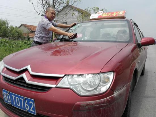 ↑雷月新在清洁出租车。