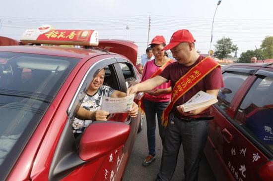 ↑雷月新作为荆州消防志愿者参与宣传活动。