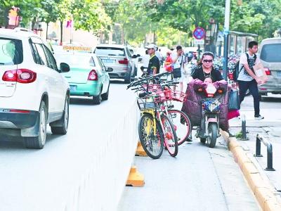共享单车无序停放影响市民出行