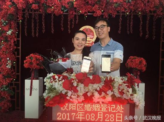 程序员制作微信小程序求婚 写藏头诗表白女友